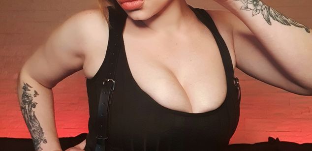 Model - AnnaLu strapon