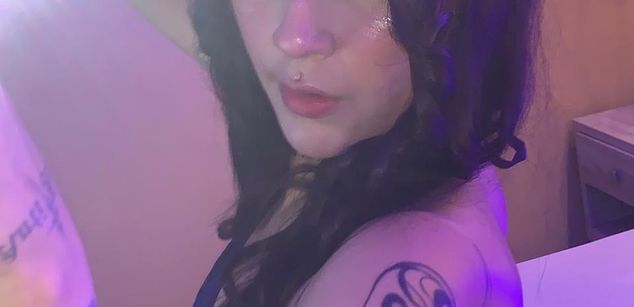 Model - Violet Blaze feet