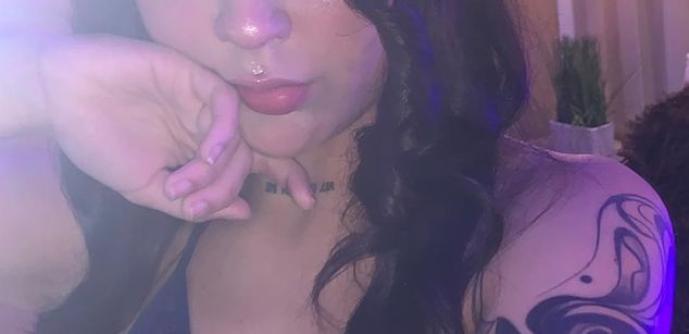 Model - Violet Blaze feet