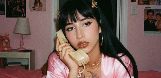 Model - Mia Burton dildo