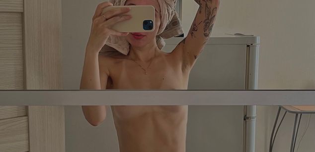 Model - Vanessa shaved