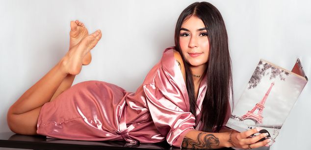 Model - Violet Blaze feet