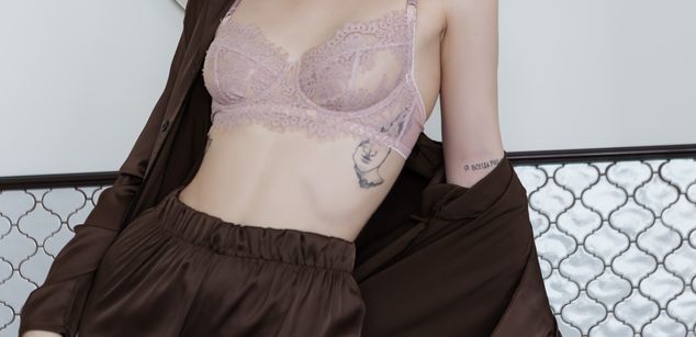 Model - Vikky petite