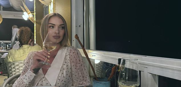 Model - SofiaRay Blonde