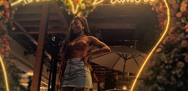 Model - Michelle Pose cum