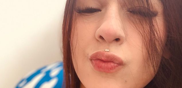 Model - Violet Blaze feet