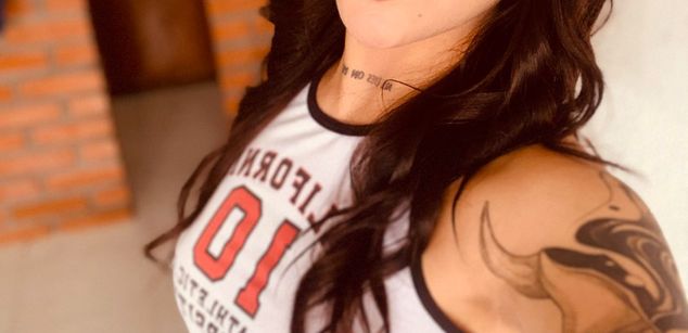 Model - Violet Blaze feet