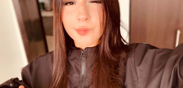 Model - Violet Blaze feet