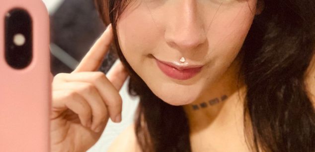 Model - Violet Blaze feet