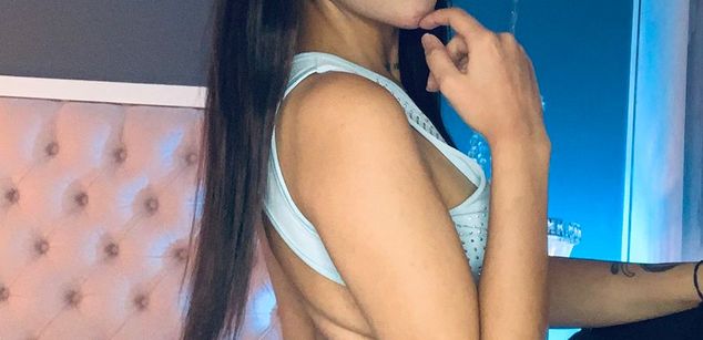 Model - Violet Blaze feet