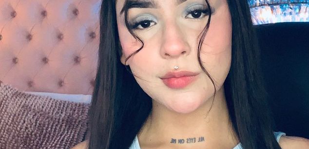 Model - Violet Blaze feet