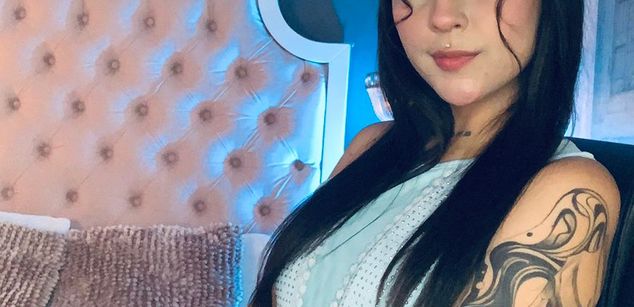 Model - Violet Blaze feet