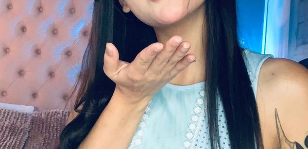 Model - Violet Blaze feet