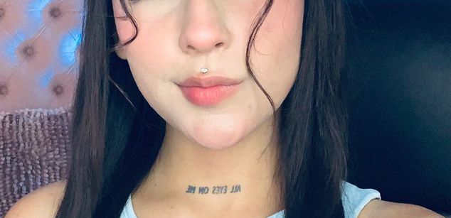 Model - Violet Blaze feet