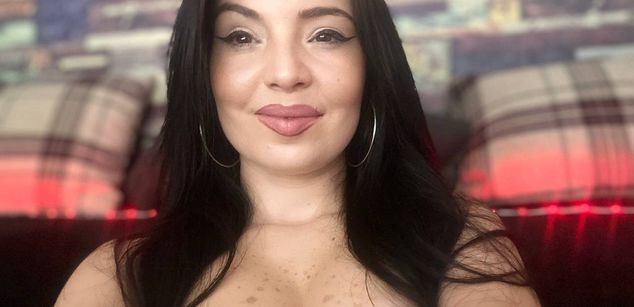 Model - LunnaGray feet