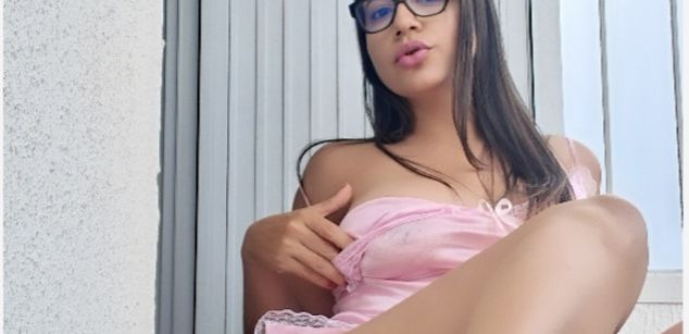 Model - Aarina Flowers feet