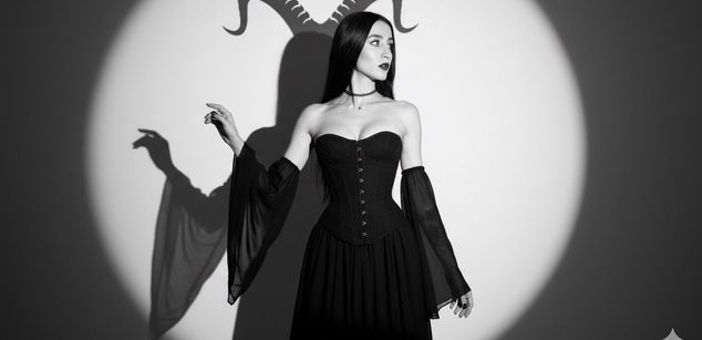 Model - Leila latina