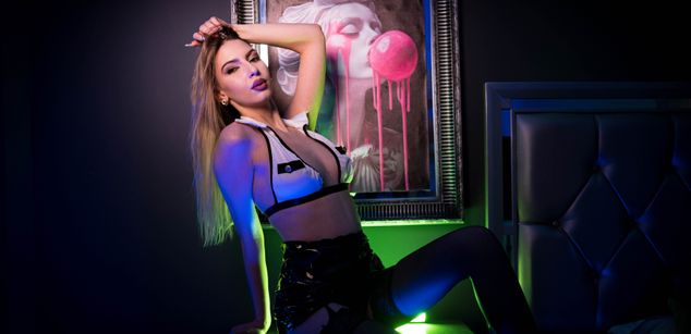 Model - SkylarSpark brunette