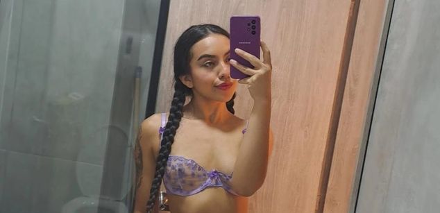 Model - LeslieBush feet