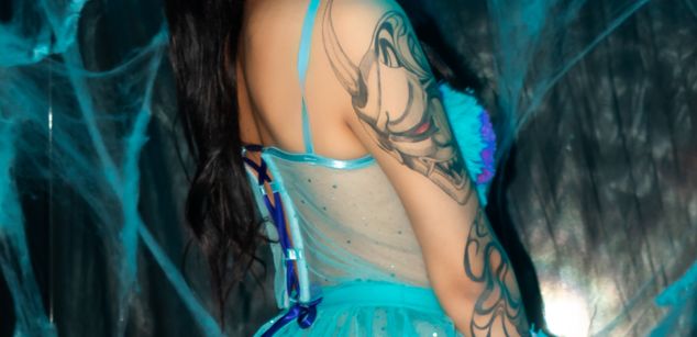 Model - Violet Blaze feet