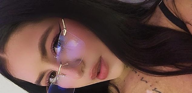 Model - JoyHills fetish