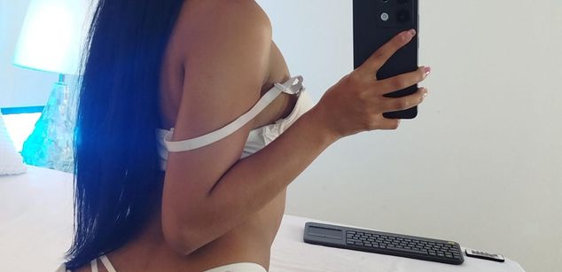 Model - Lucy Owens latina