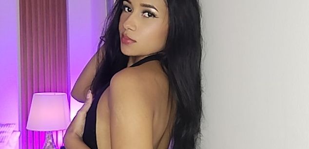 Model - Lucy Owens latina