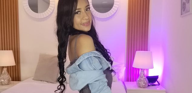 Model - Lucy Owens latina