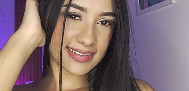 Model - Lucy Owens latina