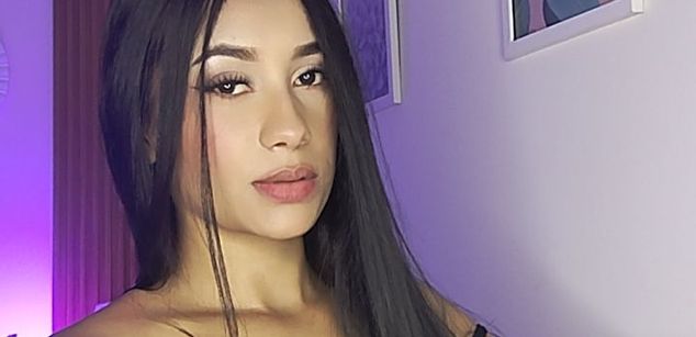 Model - Lucy Owens latina