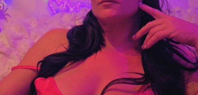 Model - A.J Buttons Brunette