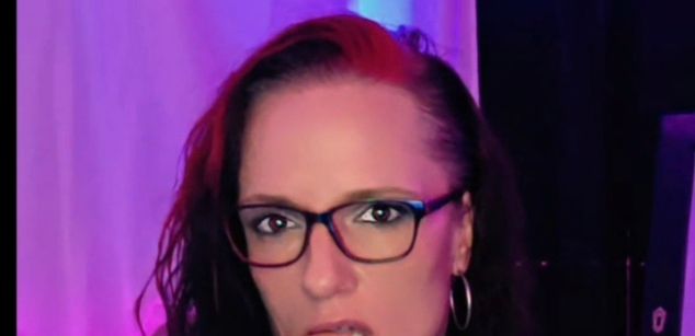 Model - A.J Buttons Brunette