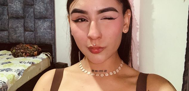 Model - Violet Blaze feet