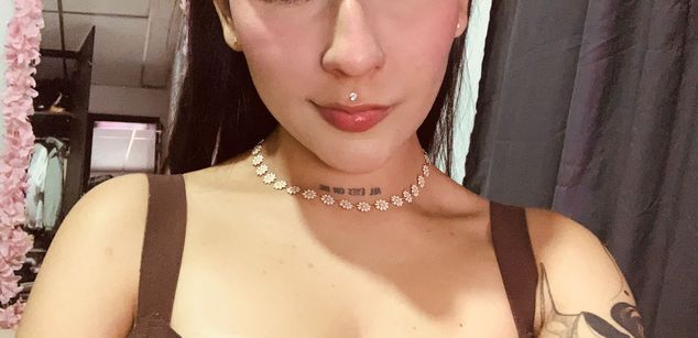 Model - Violet Blaze feet