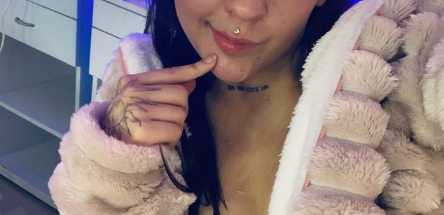 Model - Violet Blaze feet