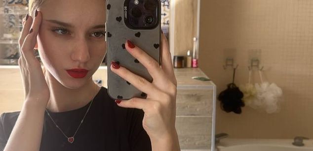 Model - KissaRedlyn ass