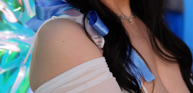 Model - Luna Night feet