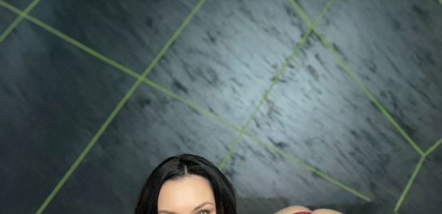 Model - Selena Falls young