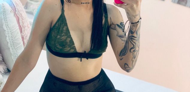 Model - Violet Blaze feet