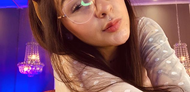 Model - Violet Blaze feet