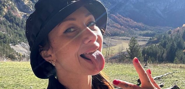 Model - KatarinaPixi cleavage