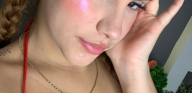 Model - Milu Rosse feet