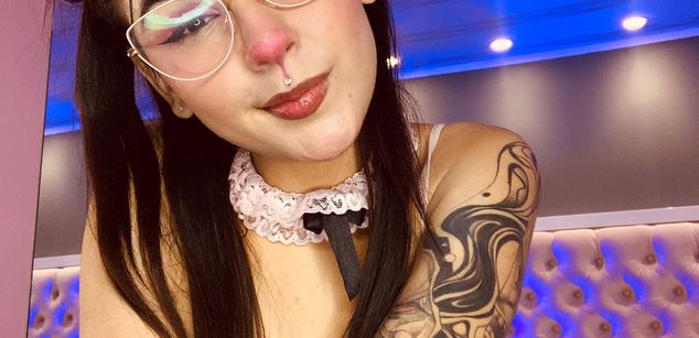 Model - Violet Blaze feet