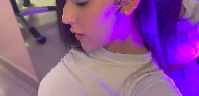 Model - Violet Blaze feet