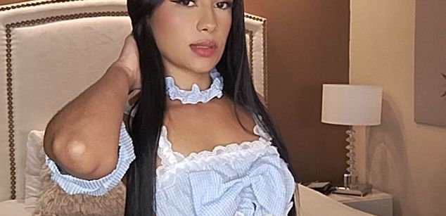 Model - Lucy Owens latina