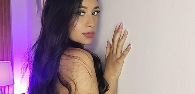 Model - Lucy Owens latina