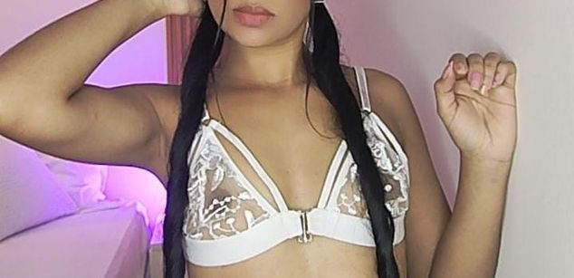 Model - Lucy Owens latina