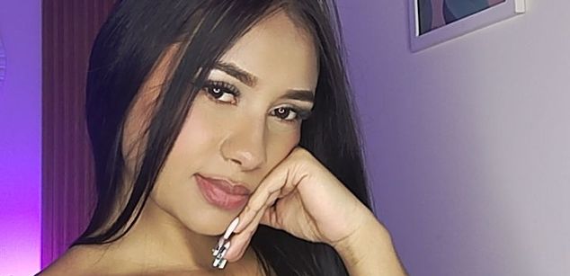 Model - Lucy Owens latina