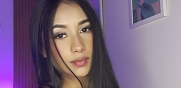 Model - Lucy Owens latina