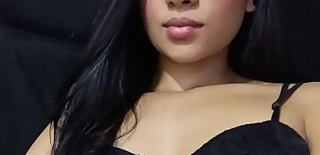 Model - Lucy Owens latina